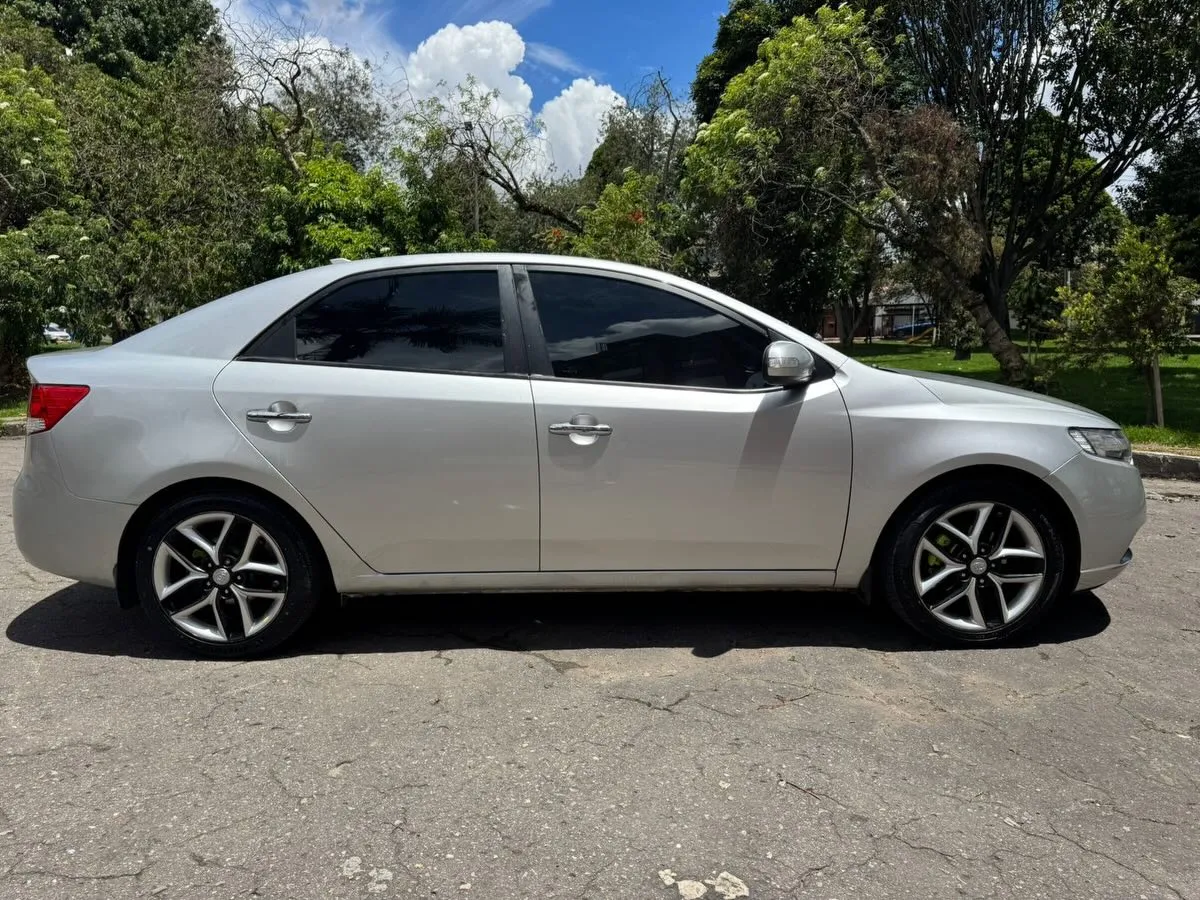 Kia Cerato Forte 2010 — foto 4