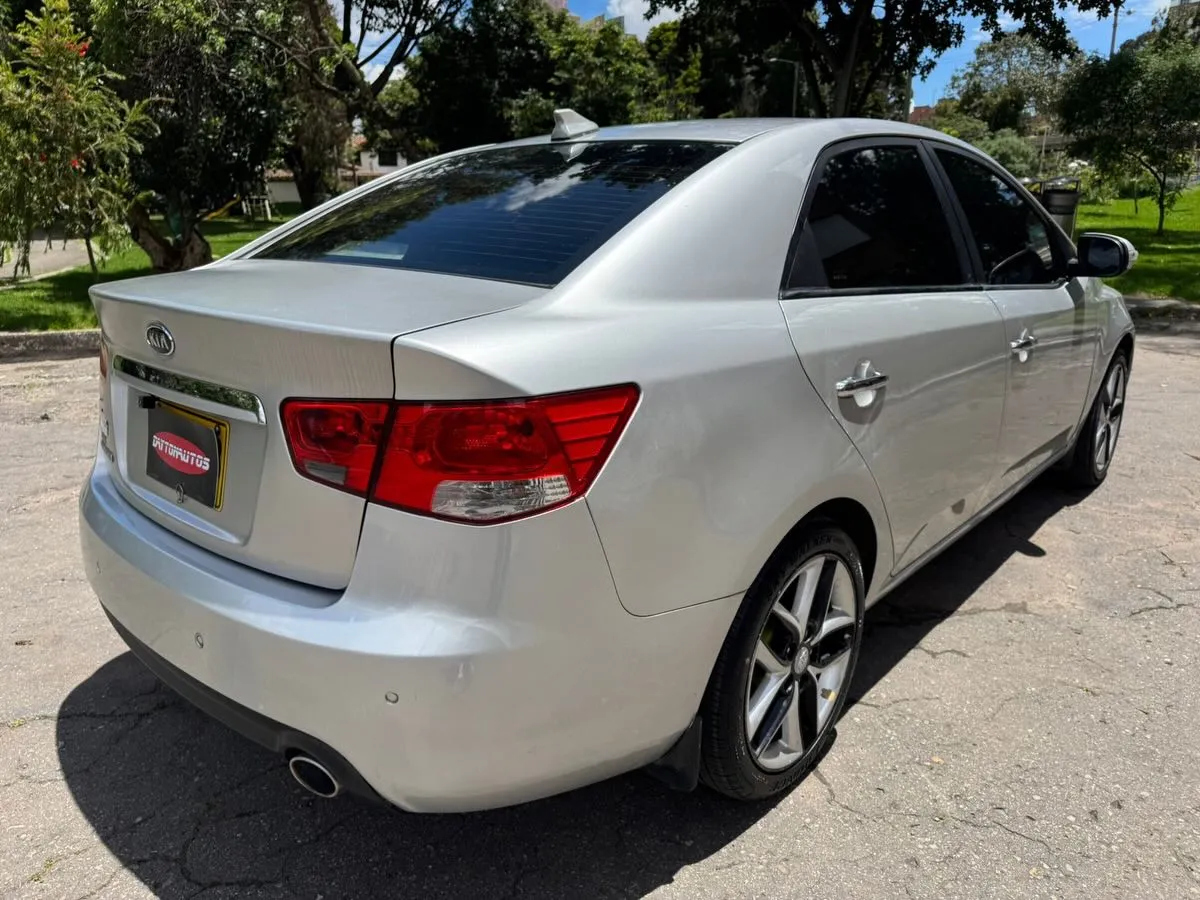 Kia Cerato Forte 2010 — foto 6